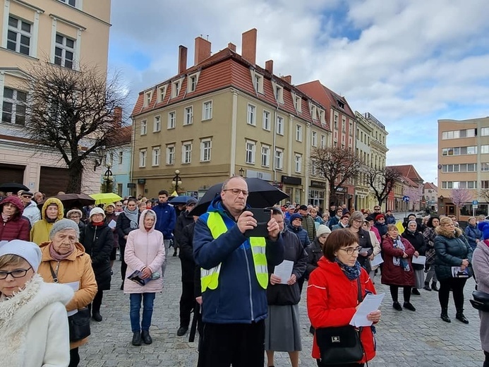 Dzierżoniów. Miejska Droga Krzyżowa z Janem Pawłem II