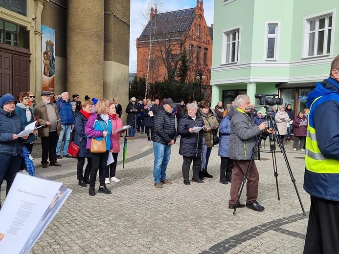 Dzierżoniów. Miejska Droga Krzyżowa z Janem Pawłem II