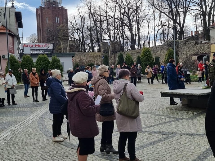 Dzierżoniów. Miejska Droga Krzyżowa z Janem Pawłem II