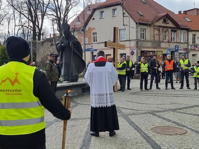 Dzierżoniów. Miejska Droga Krzyżowa z Janem Pawłem II