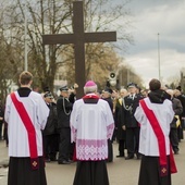 Droga Krzyżowa przeszła od kościoła Podwyższenia Krzyża Świętego do kościoła seminaryjnego.