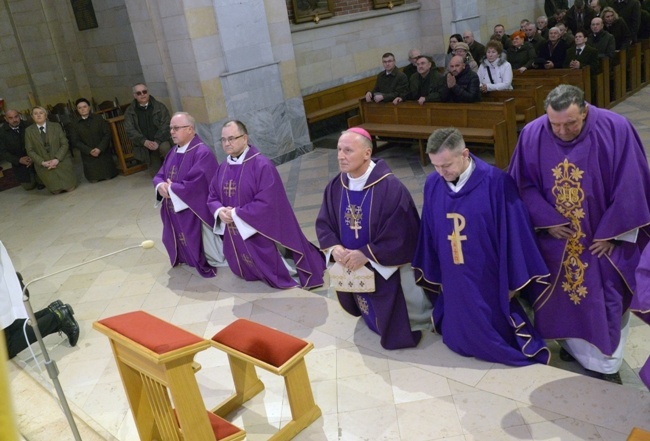 Pielgrzymka leśników do sanktuarium w Czarnej