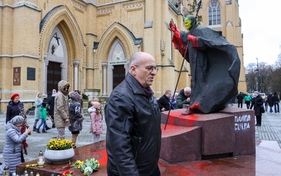 Minister Rau o zniszczeniu pomnika Jana Pawła II: to akt nikczemny