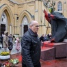 Minister Rau o zniszczeniu pomnika Jana Pawła II: to akt nikczemny