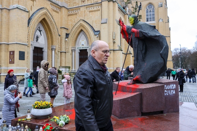 Minister Rau o zniszczeniu pomnika Jana Pawła II: to akt nikczemny