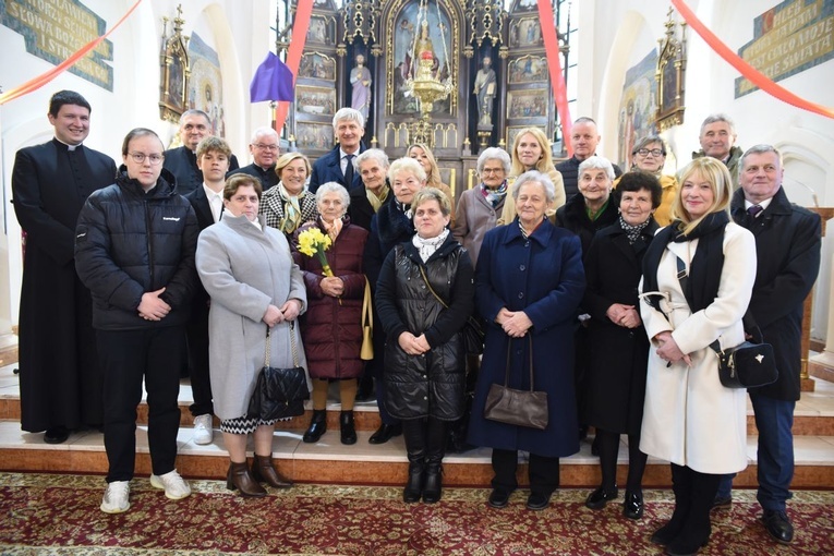 Jubilatka z rodziną i duszpasterzami.