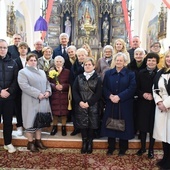 Jubilatka z rodziną i duszpasterzami.