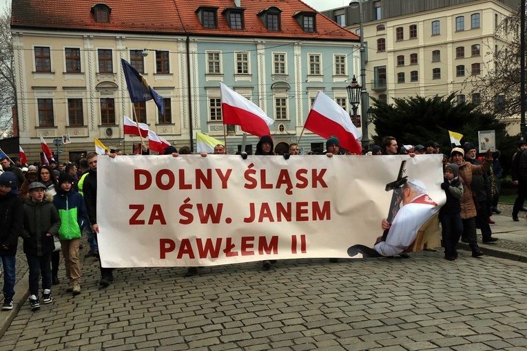 Tłumy na marszu papieskim we Wrocławiu. Frekwencja zaskoczyła organizatorów