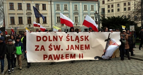Tłumy na marszu papieskim we Wrocławiu. Frekwencja zaskoczyła organizatorów