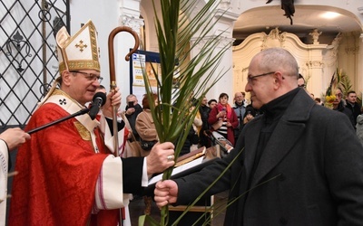 Metropolita gdański wręczył poświęcone palmy członkom wspólnot neokatechumenalnych.