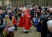 Ordynariusz poświęcił również wielkanocne palmy.