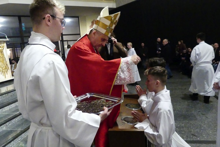 Błogosławieństwo 142 ceremoniarzy i 27 animatorów diecezji w bielskim Sercu 2023