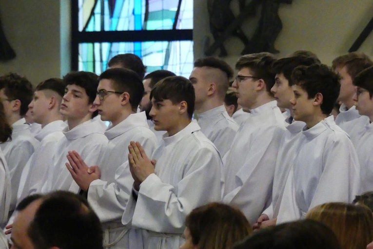 Błogosławieństwo 142 ceremoniarzy i 27 animatorów diecezji w bielskim Sercu 2023