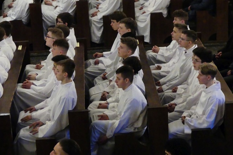 Błogosławieństwo 142 ceremoniarzy i 27 animatorów diecezji w bielskim Sercu 2023