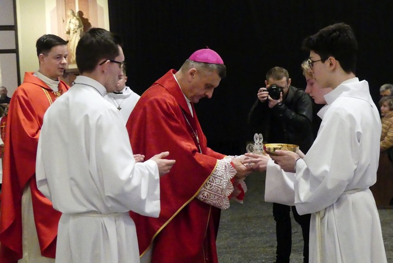 Błogosławieństwo 142 ceremoniarzy i 27 animatorów diecezji w bielskim Sercu 2023