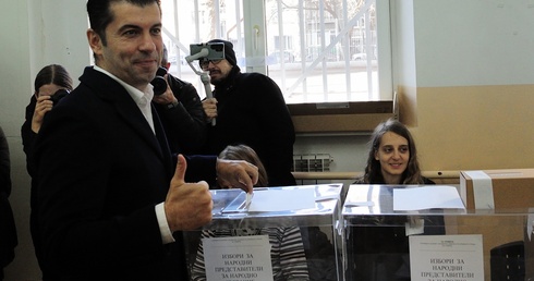 Bułgaria/ Exit polls: centroprawicowa koalicja Kiriła Petkowa wygrywa wybory parlamentarne 