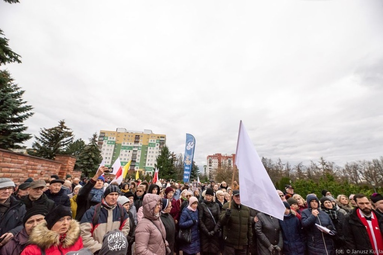 Droga Krzyżowa i dziękczynienie za św. Jana Pawła II na ulicach Głogowa