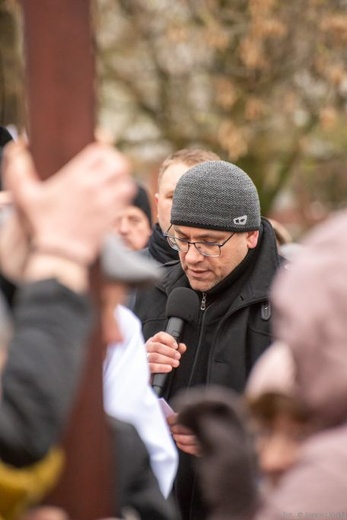 Droga Krzyżowa i dziękczynienie za św. Jana Pawła II na ulicach Głogowa