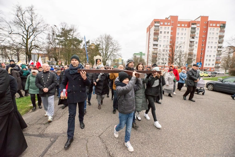 Droga Krzyżowa i dziękczynienie za św. Jana Pawła II na ulicach Głogowa