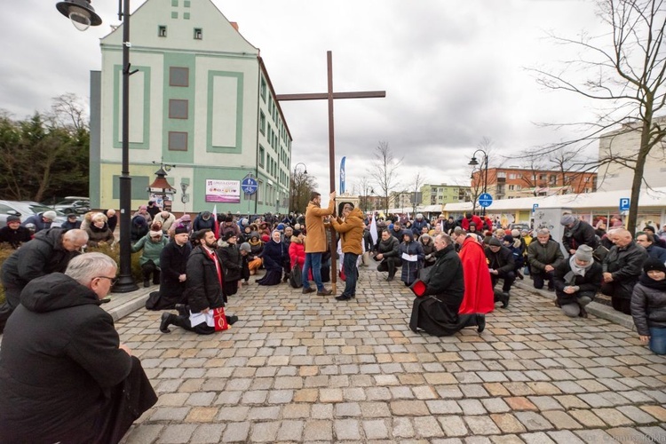 Droga Krzyżowa i dziękczynienie za św. Jana Pawła II na ulicach Głogowa