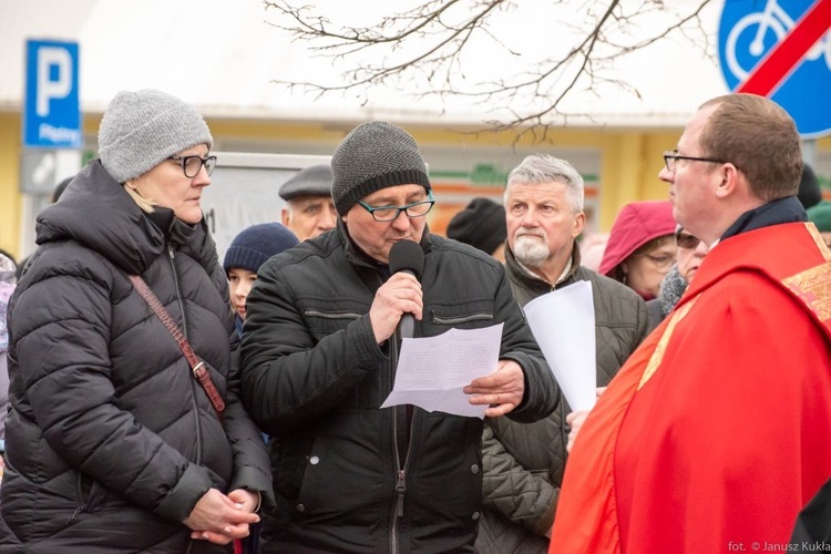 Droga Krzyżowa i dziękczynienie za św. Jana Pawła II na ulicach Głogowa