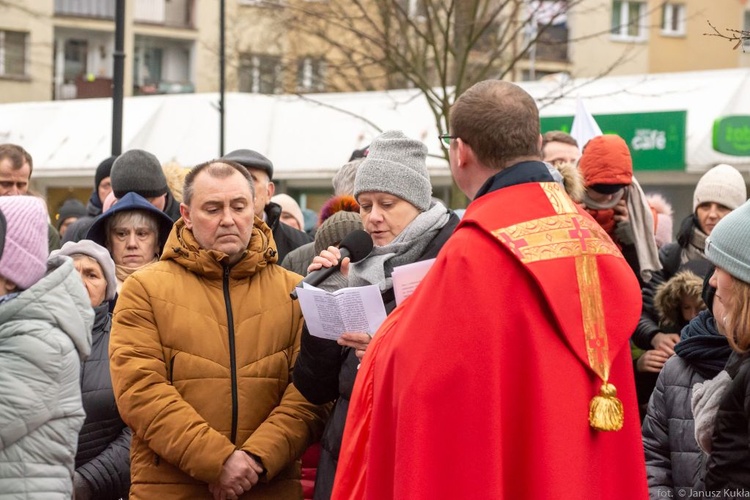 Droga Krzyżowa i dziękczynienie za św. Jana Pawła II na ulicach Głogowa