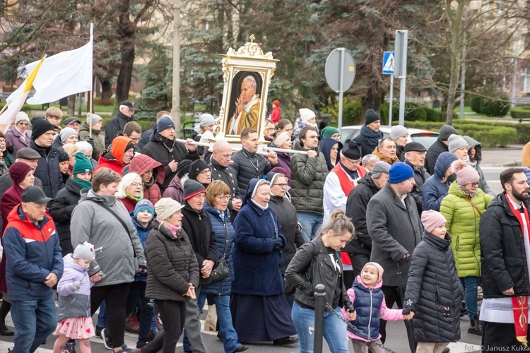 Droga Krzyżowa i dziękczynienie za św. Jana Pawła II na ulicach Głogowa