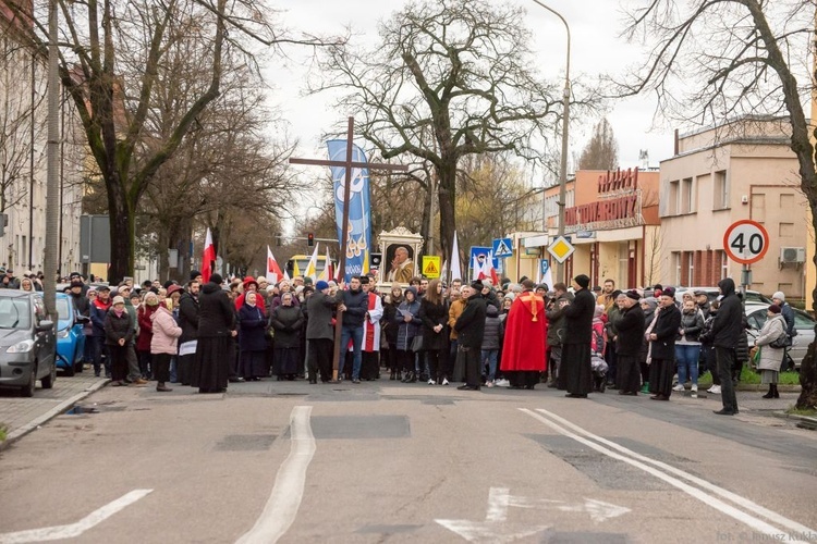 Droga Krzyżowa i dziękczynienie za św. Jana Pawła II na ulicach Głogowa