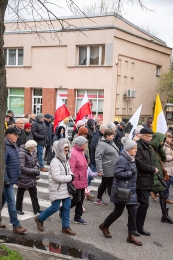 Droga Krzyżowa i dziękczynienie za św. Jana Pawła II na ulicach Głogowa