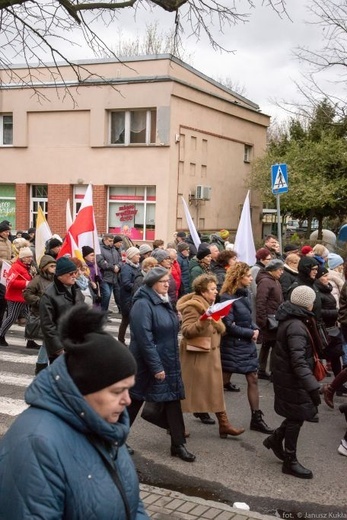 Droga Krzyżowa i dziękczynienie za św. Jana Pawła II na ulicach Głogowa