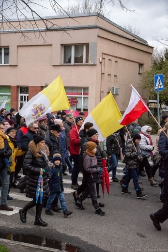 Droga Krzyżowa i dziękczynienie za św. Jana Pawła II na ulicach Głogowa