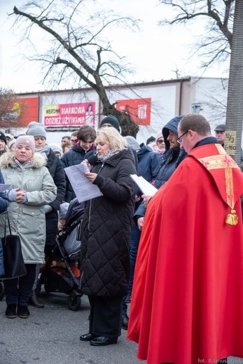 Droga Krzyżowa i dziękczynienie za św. Jana Pawła II na ulicach Głogowa