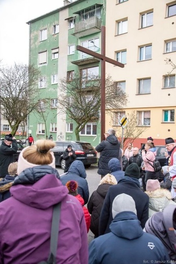 Droga Krzyżowa i dziękczynienie za św. Jana Pawła II na ulicach Głogowa