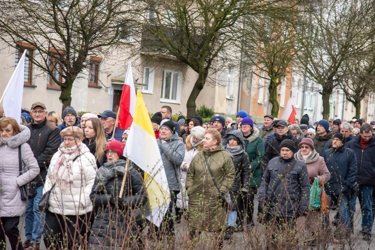 Droga Krzyżowa i dziękczynienie za św. Jana Pawła II na ulicach Głogowa