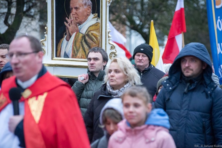 Droga Krzyżowa i dziękczynienie za św. Jana Pawła II na ulicach Głogowa