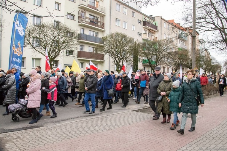 Droga Krzyżowa i dziękczynienie za św. Jana Pawła II na ulicach Głogowa