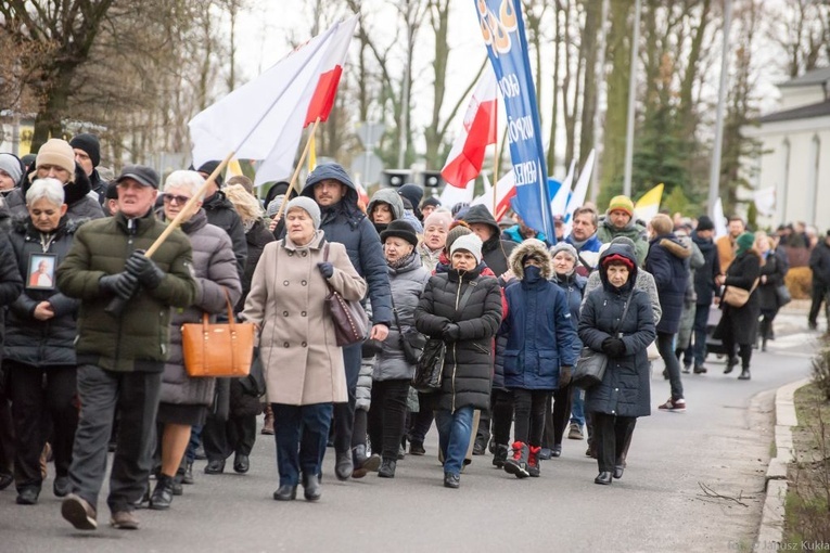 Droga Krzyżowa i dziękczynienie za św. Jana Pawła II na ulicach Głogowa