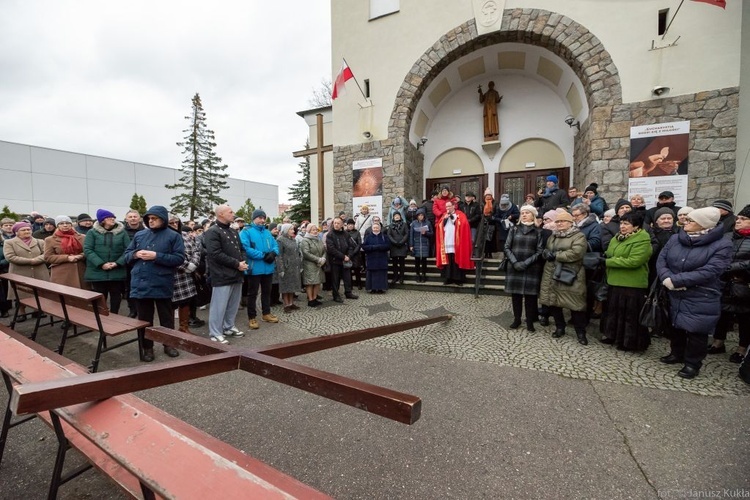 Droga Krzyżowa i dziękczynienie za św. Jana Pawła II na ulicach Głogowa