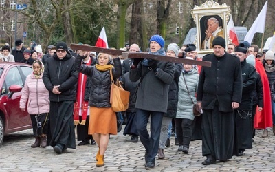 Droga Krzyżowa i dziękczynienie za św. Jana Pawła II na ulicach Głogowa