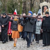 Droga Krzyżowa i dziękczynienie za św. Jana Pawła II na ulicach Głogowa