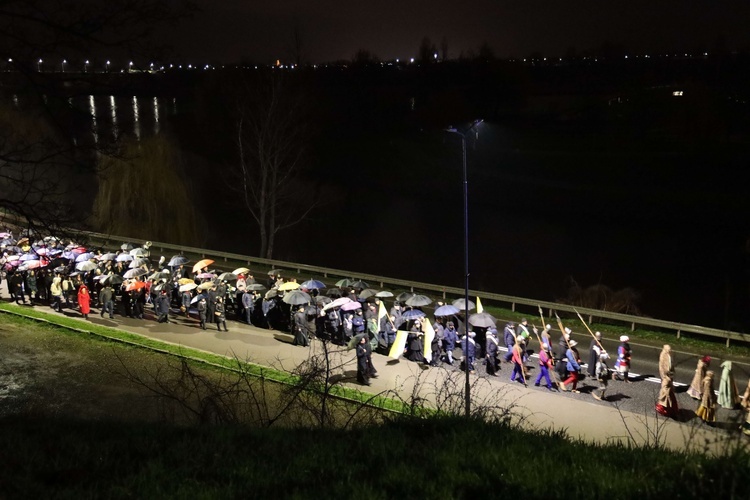 Marsz pamięci upamiętniający 18. rocznicę śmierci św. Jana Pawła II. 