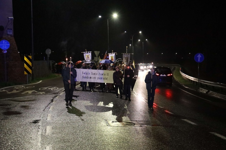 Marsz pamięci upamiętniający 18. rocznicę śmierci św. Jana Pawła II. 