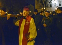 Przy stacji, gdzie krzyż ponieśli kapłani, dźwigali go także bp. Marek Solarczyk i bp Piotr Turzyński.