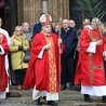 Biskup w czasie procesji z palmami w świdnickiej katedrze.