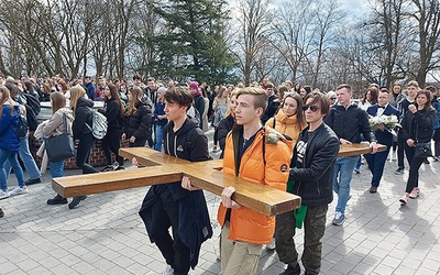 Głęboko przeżyli nabożeństwo Drogi Krzyżowej na wałach jasnogórskich.