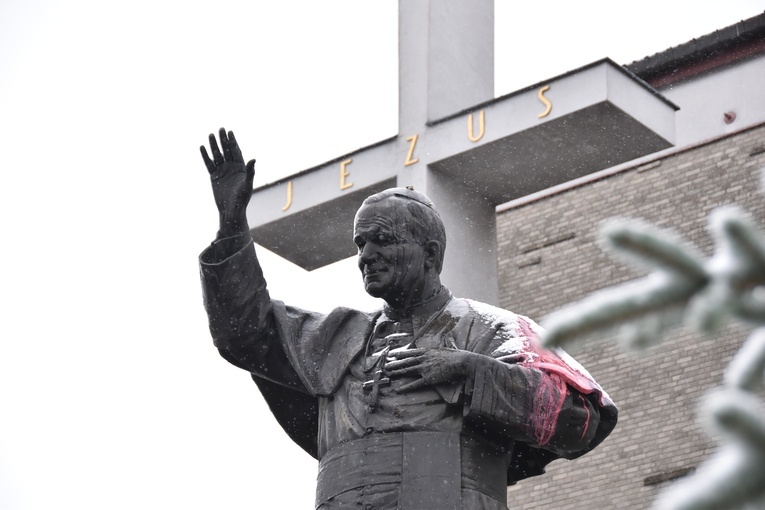 Sprofanowali pomnik św. Jana Pawła II w Stalowej Woli. Ustalenie sprawców nie powinno być trudne