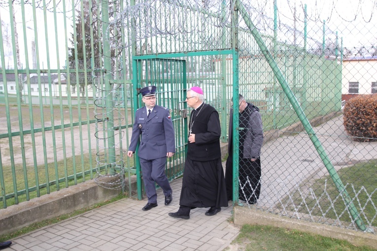 Biskup legnicki odwiedził osadzonych