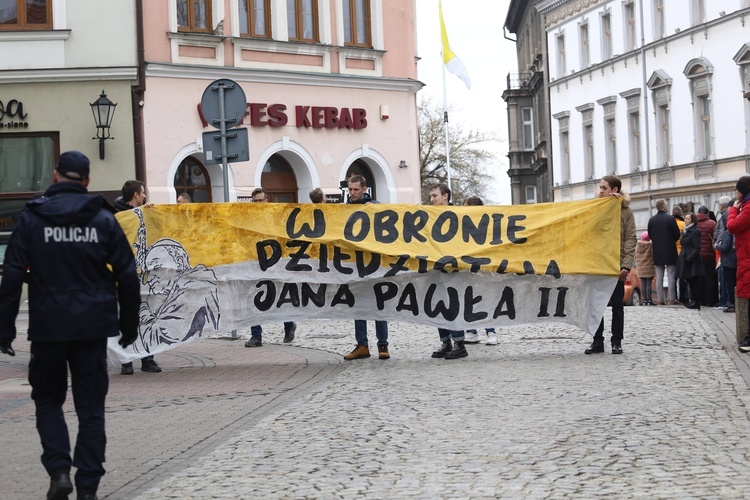 Marsz w obronie dziedzictwa Jana Pawła II