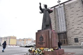 Pomnik św. Jana Pawła II został oblany czerwoną farbą.