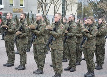 Przysięga na placu im. J. Piłsudskiego w Stalowej Woli.